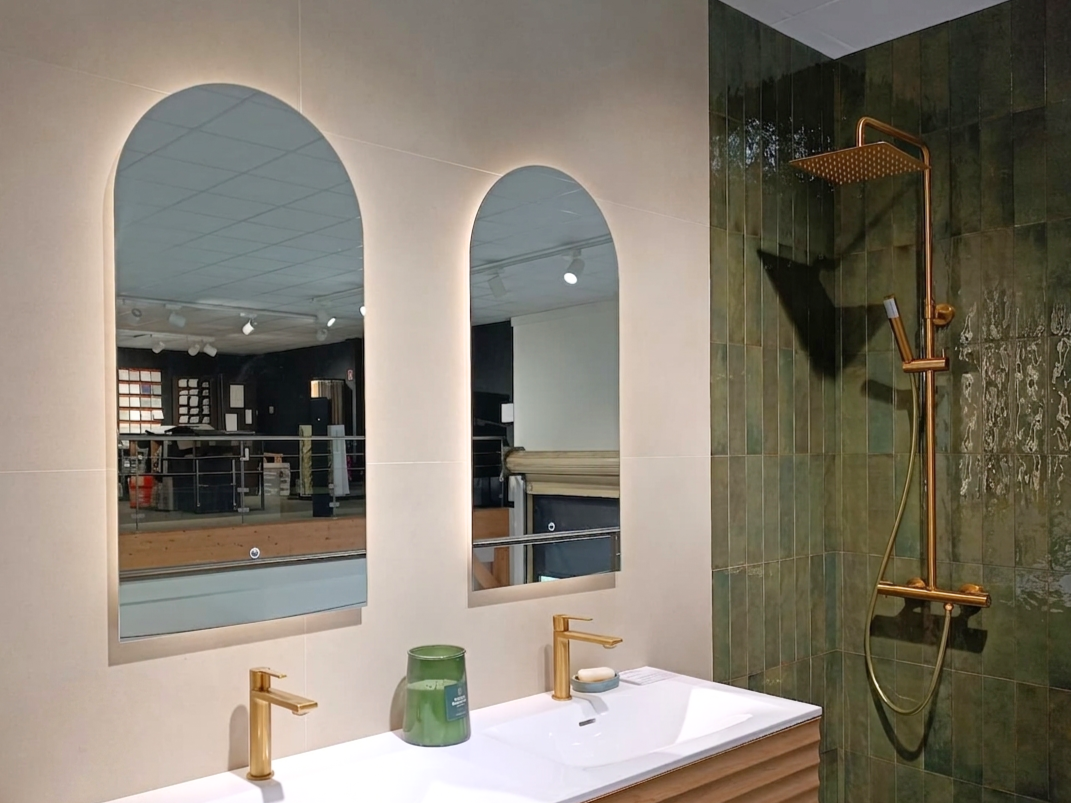 Salle de bains en zellige beige et vert dans le showroom Cerazur