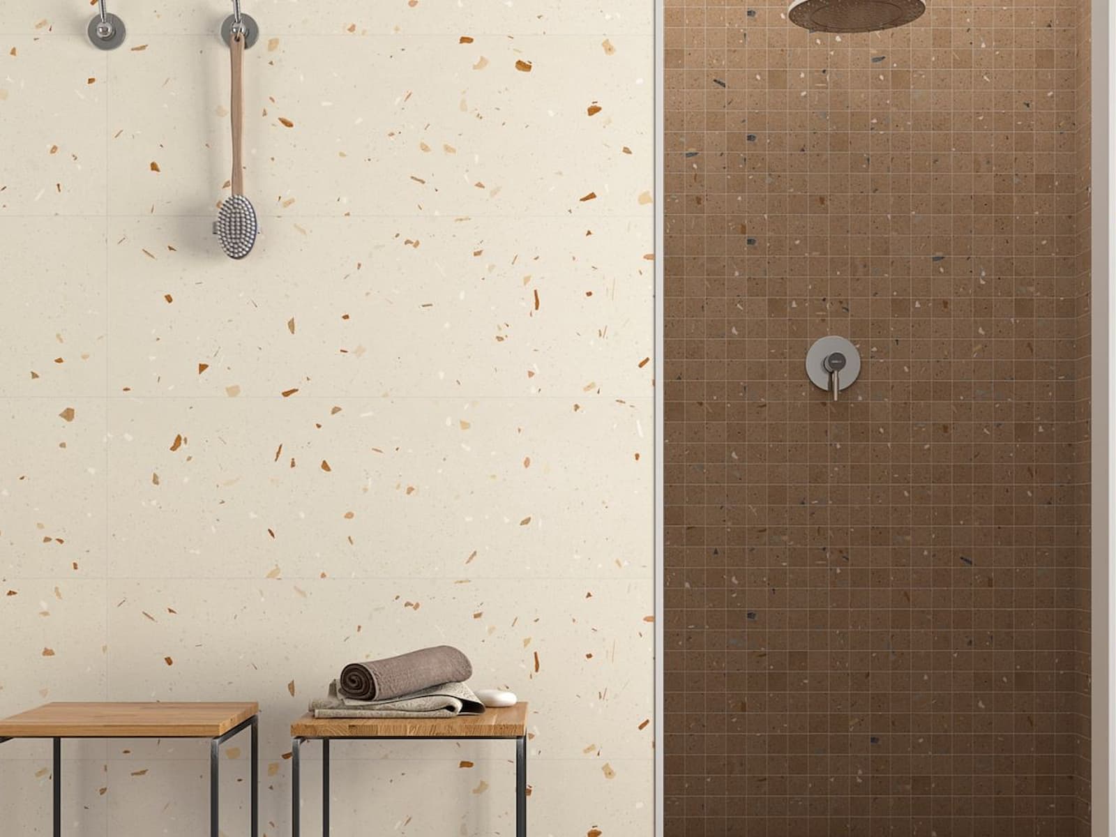Salle de bains beige et marron avec carrelage mosa&iuml;que dans la douche |. Cerazur